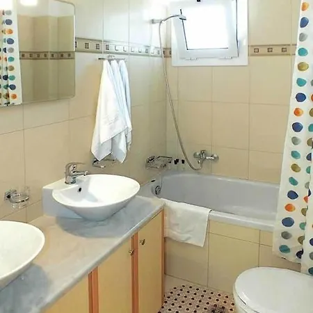 Great Location 4 Bedrooms * Akrotiri