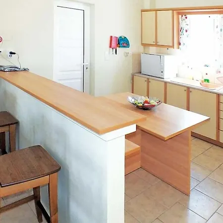 Great Location 4 Bedrooms Akrotiri