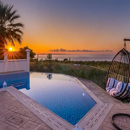 Great Location 4 Bedrooms * Akrotiri