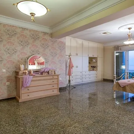 Great Location 4 Bedrooms ヴィラ Akrotiri